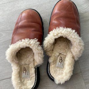 Ugg size 8 unworn shearling flat clogs mules leather brown rugged bottom tread